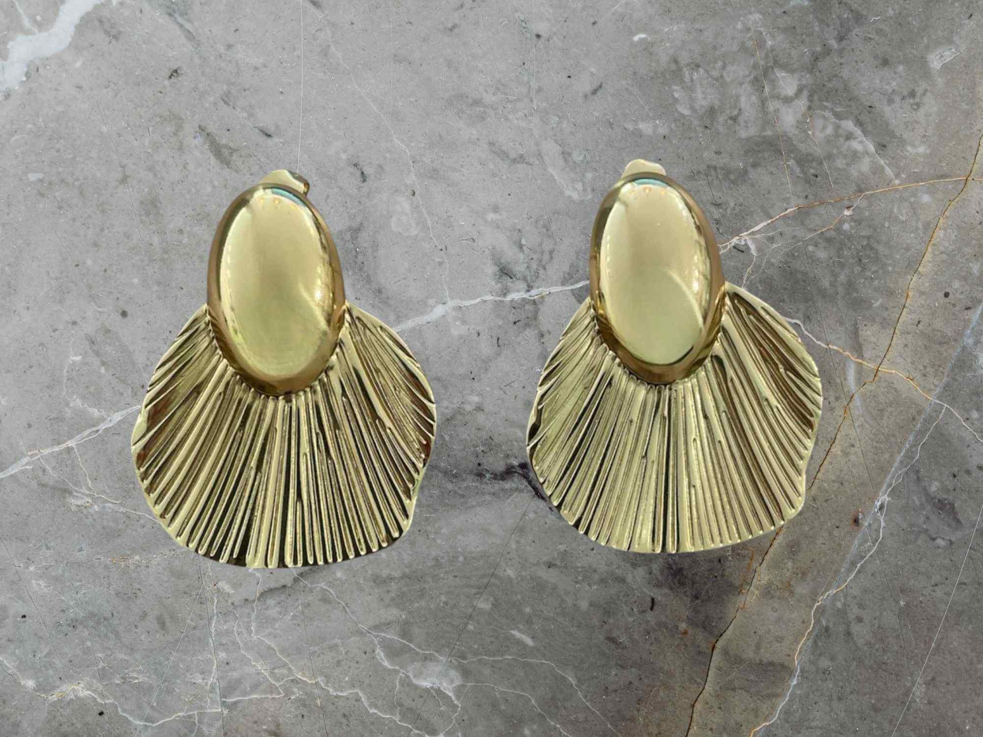 Pair of gold earrings with ruffled design