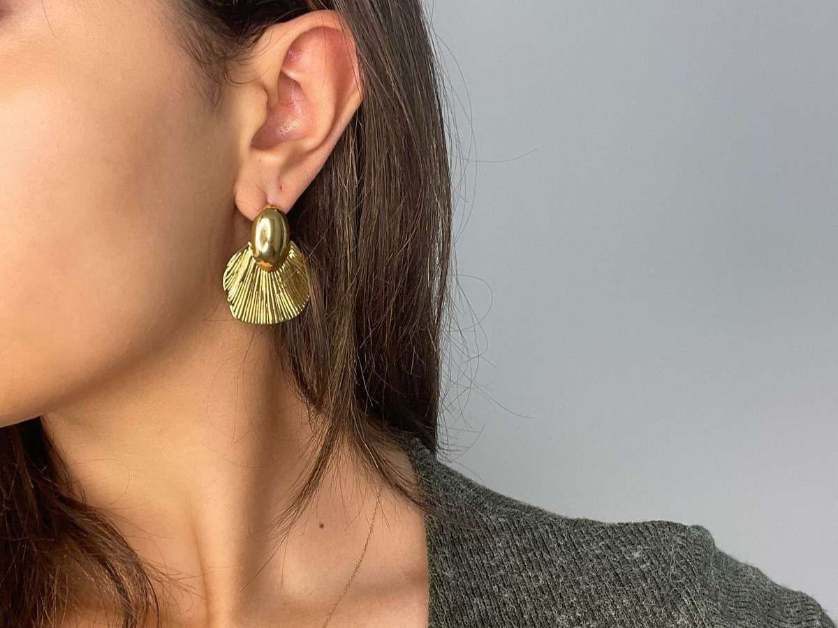 Gold earrings with fan design