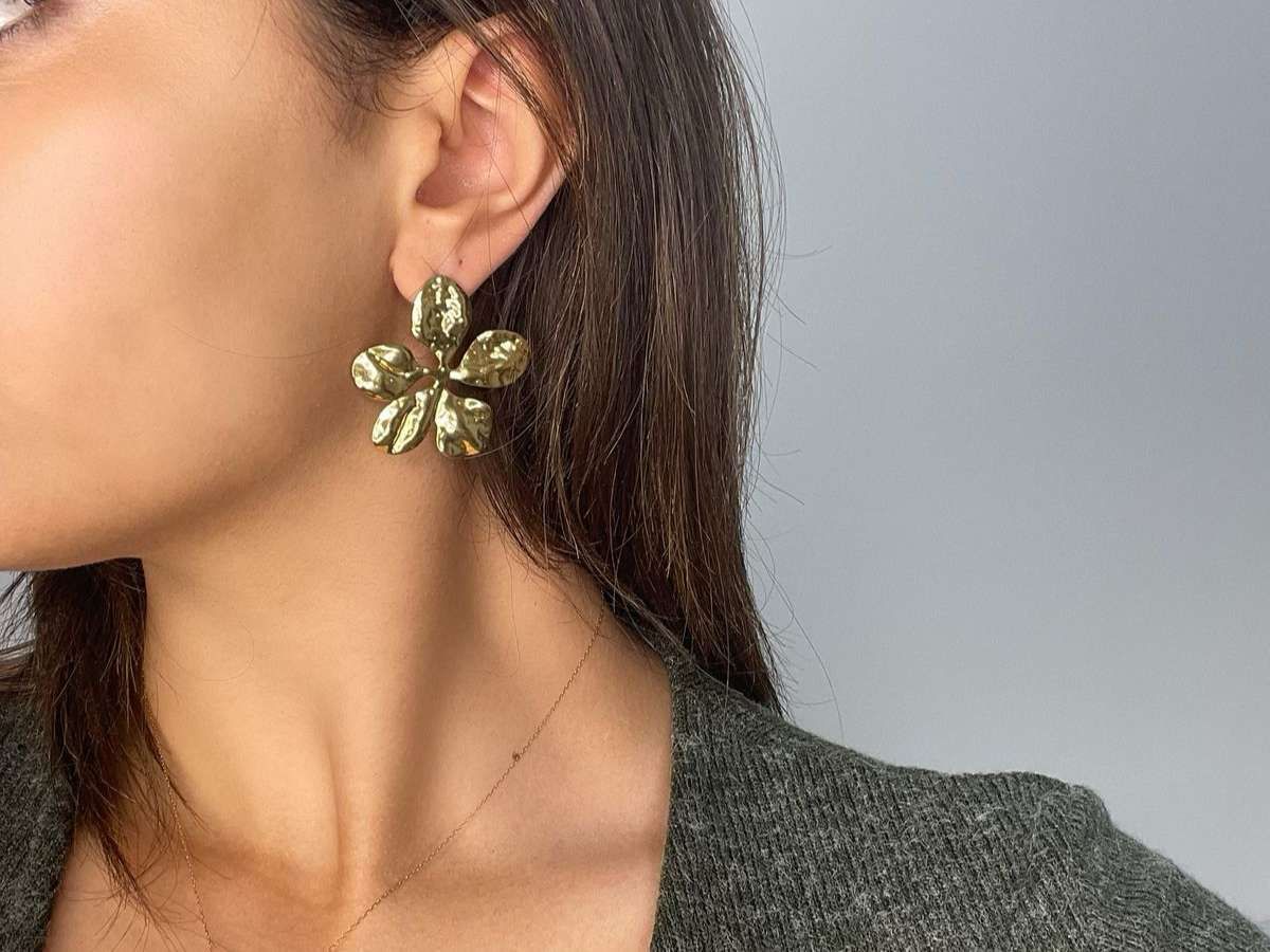 Gold flower-shaped earring 