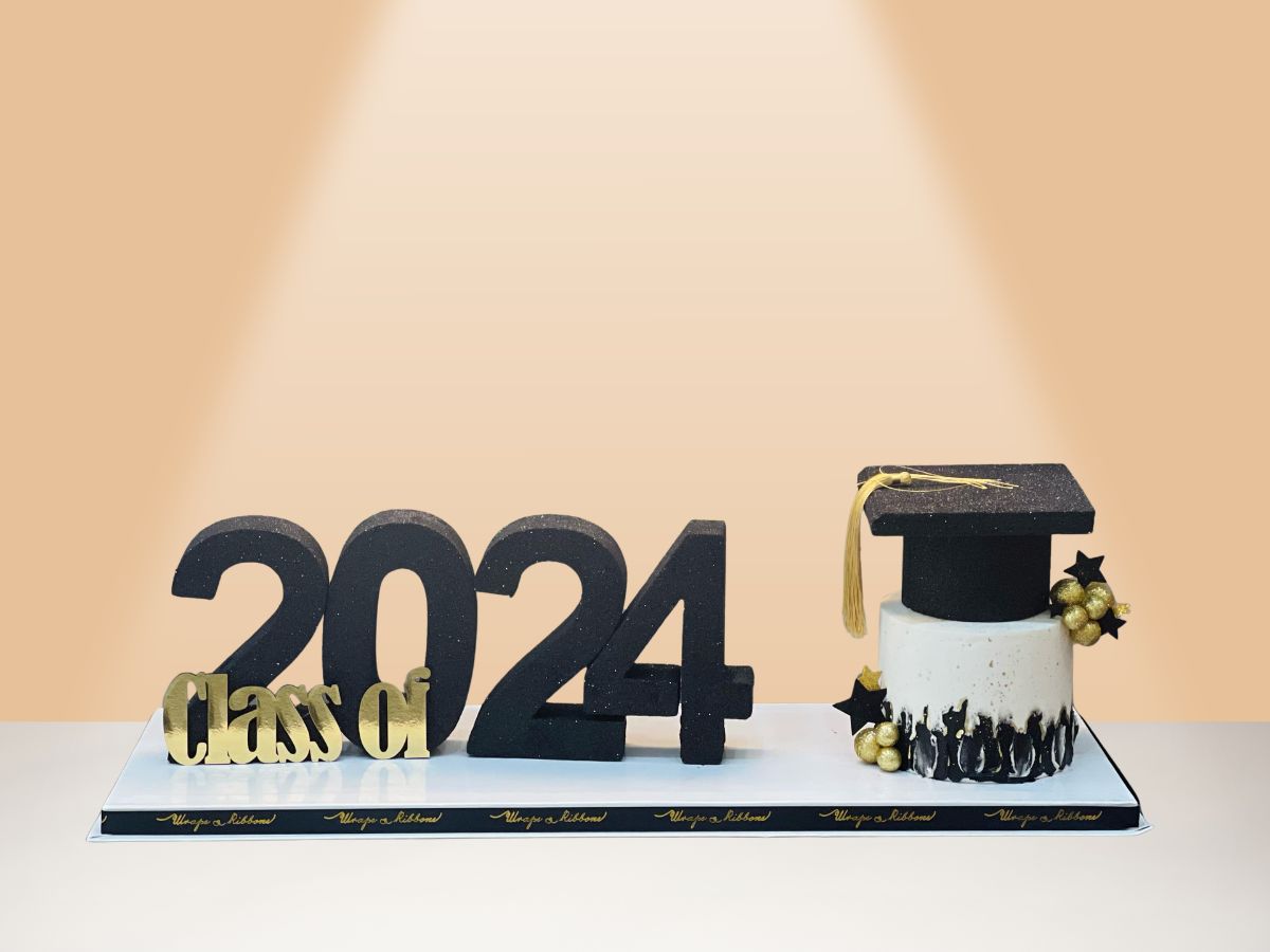 graduation cake with year of graduation