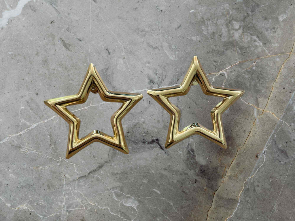 Gold star-shaped earrings 