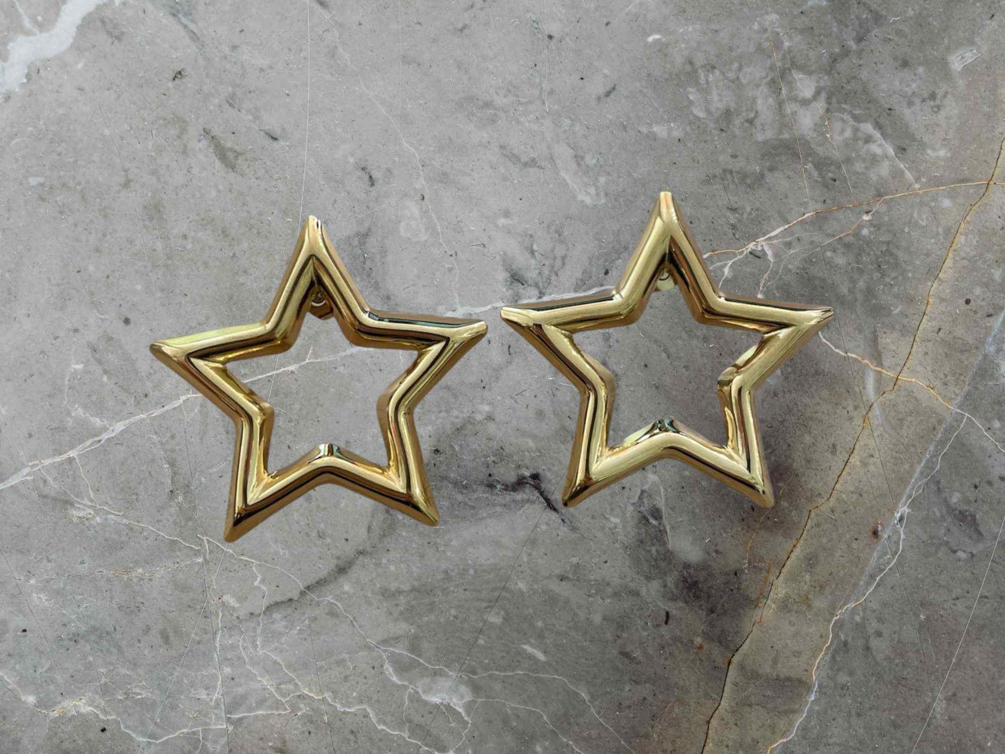 Gold star-shaped earrings 